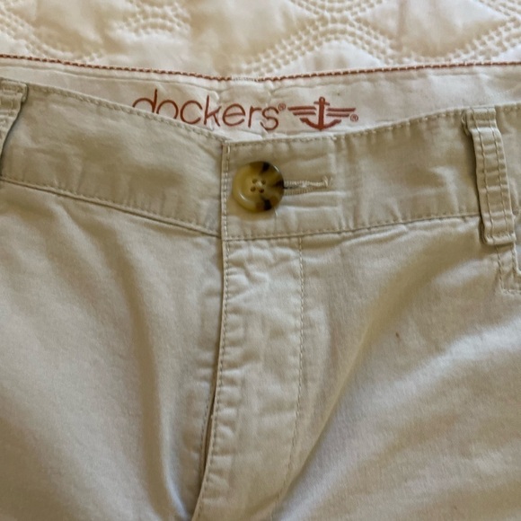 Dockers Ideal Bermuda light Khaki Size 10 w/stretch - Picture 3 of 7
